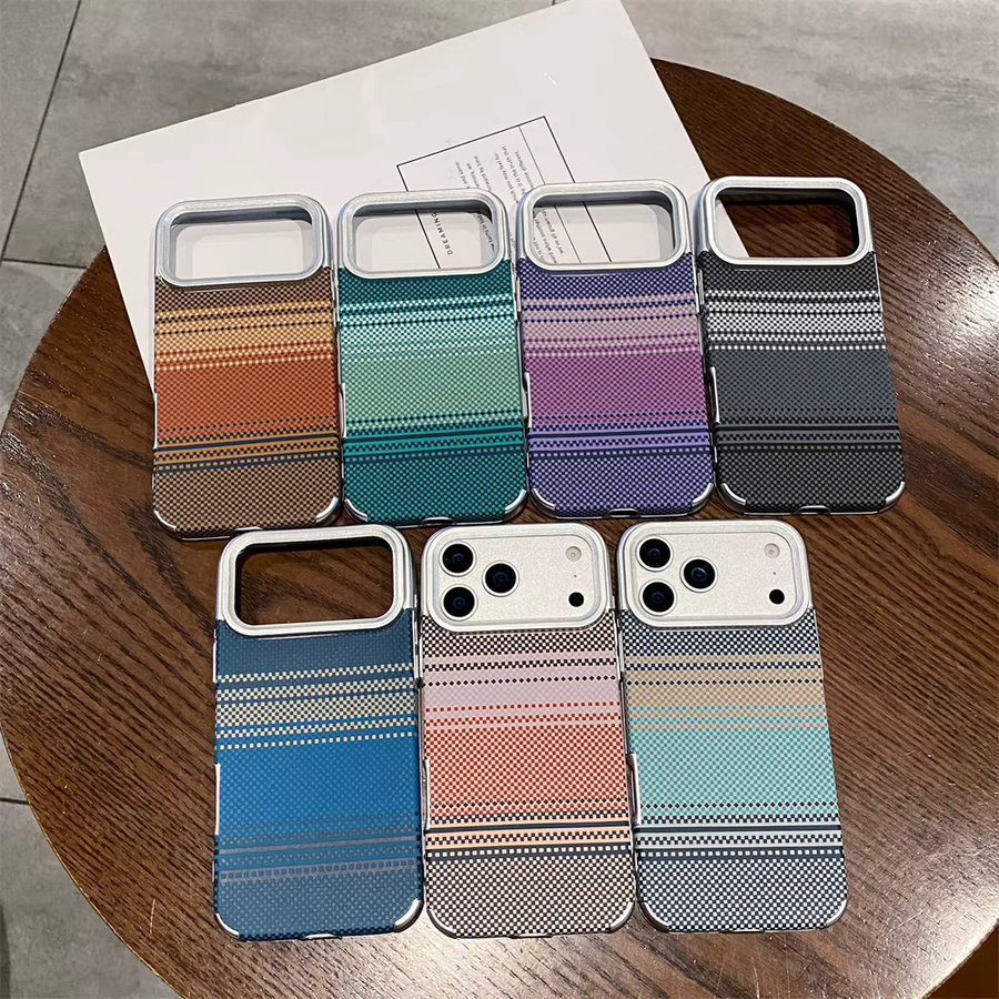 Xeber Carbon Fiber Schutzhülle mit Relief Textur für iPhone 13 14 15 16 17 Pro Max in Schwarz und Braun, stoßfeste matte TPU Rückseite - Bild 2