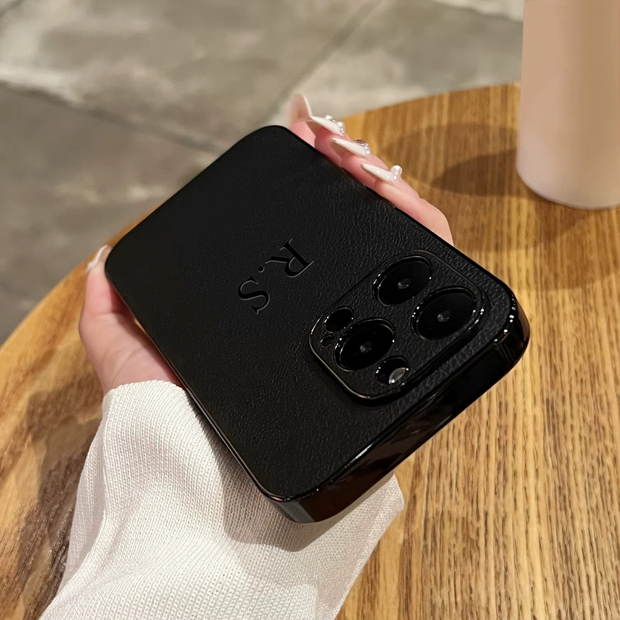 Personalisierte Lederhülle von YLUOYI für iPhone 11 bis iPhone 16 Pro Max mit individuellen Namensinitialen in Pink oder Schwarz - Bild 1