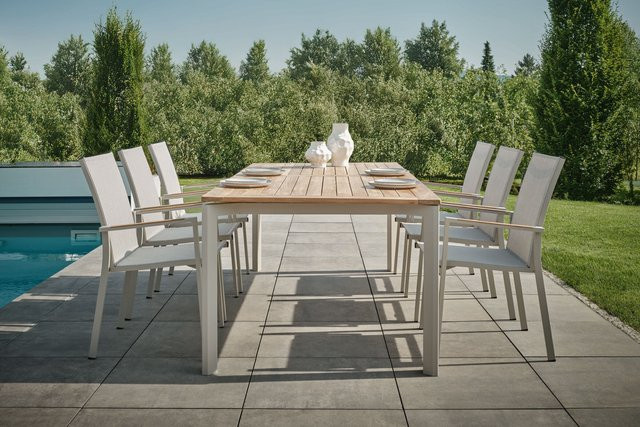 Stern NEW LEVANTO/PENTA Garten-Essgruppe aus Aluminium, Teak und Textil in Greige/Sesam mit Tisch (Breite: 220 cm, Tiefe: 100 cm) und 6 Stapelstühlen - Bild 1