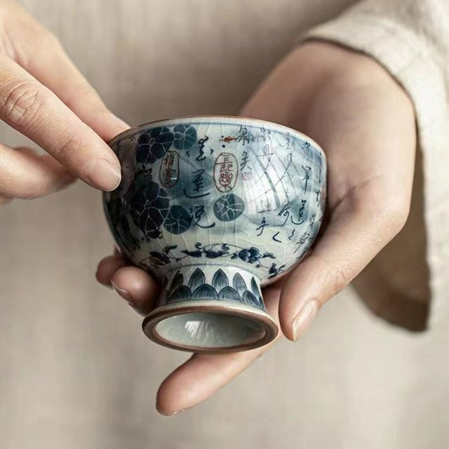 Blau-weiße Keramik-Teetasse im antiken Stil mit Landschaftsmotiv und Knisterglasur für Gongfu-Tee - Bild 1
