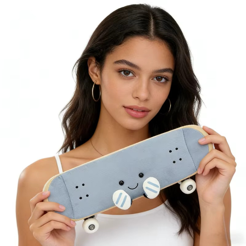 Bandai Skateboard-Plüschpuppe als niedliches Cartoon-Anime Kissen zur Schreibtischdekoration, Höhe: 15 cm - Bild 2