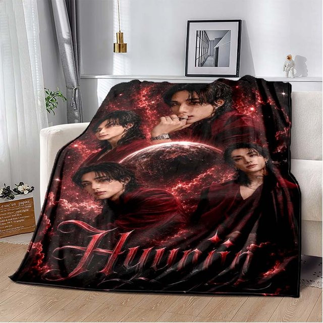 LOLO IU BTS Jungkook Flanell Überwurf Schwarz Weiß Bühne Collage Weich Warm Bettbezug B/B: 150 x 200 cm - Bild 1