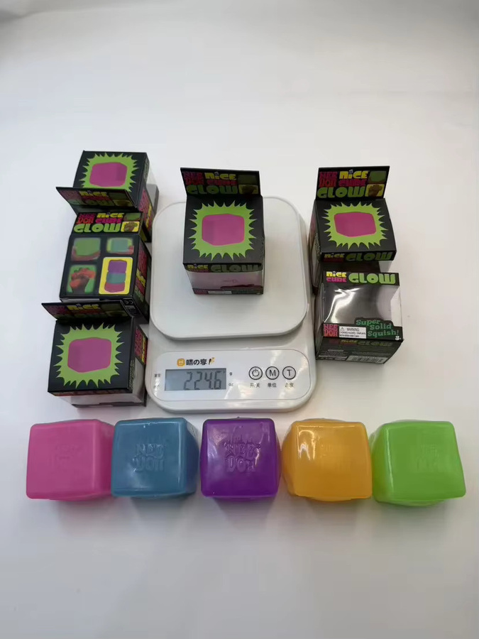 Schylling Needoh Nice Cube Squishy Stressball, leuchtet im Dunkeln, langsam zurückfedernd, sensorischer Glitzer - Bild 3