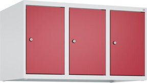 C+P Aufsatzschrank 7035/3003 aus Stahl mit 3 Abteilen und Zylinderschloss in Lichtgrau und Rubinrot, B/T/H: 50 x 90 x 50 cm - Bild 1