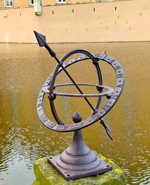 Sonnenuhr auf Standfuß im Antik-Stil aus Gusseisen in Braun, Höhe: 30 cm - Bild 1