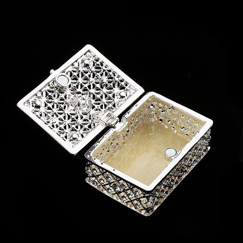 Glamour Aufbewahrungsbox aus Metall mit Strasssteinen und Magnetverschluss, silber, B/T/H: 6,3 x 4,7 x 4 cm - Bild 2