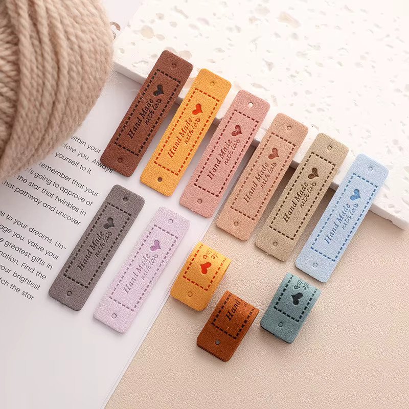 Handgefertigte Liebesetiketten aus Kunstleder für Taschen, Hüte und Kleidung, geprägte Nähetiketten, B/H: 5,5 x 1,5 cm, Mehrfarbig - Bild 3