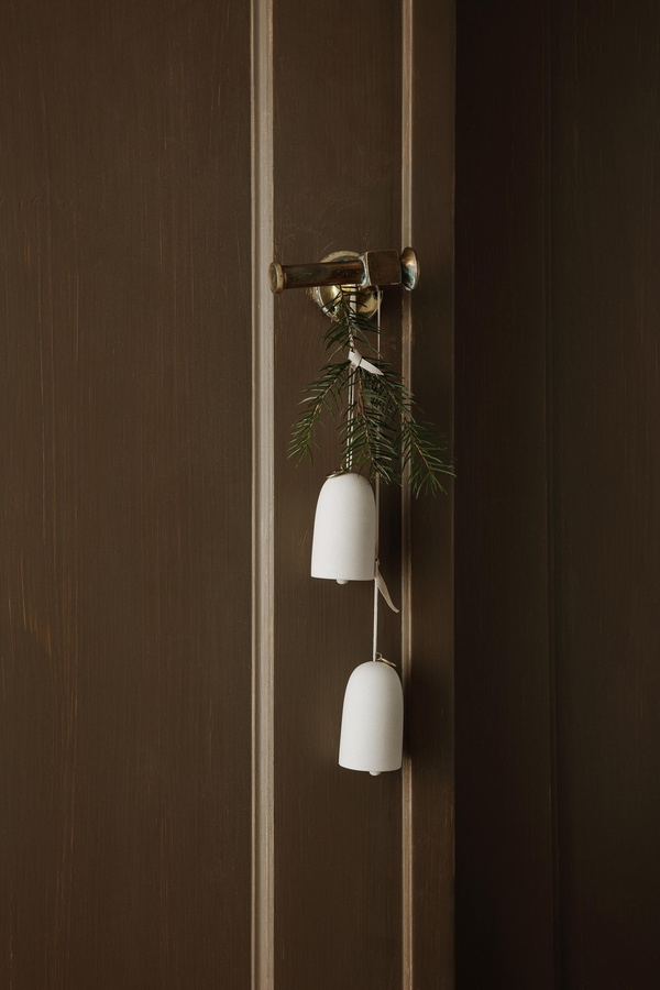 Ferm Living Bell Keramikornamente im 2er Set, weiße Weihnachtsdekoration im skandinavischen Stil - Bild 2