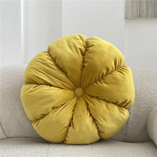 Handgemachte Samt-Kissenhülle im Kürbis-Design von Your Warm Home, runde Dekokissen mit Knöpfen in Gelb, B/T/H: 45 x 45 x 12 cm - Bild 1