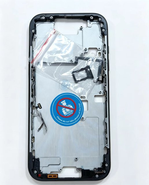 iPhone 16 Pro Mittelrahmen mit vorinstalliertem Power-Flex-Kabel und Kamerataste in Schwarz - Bild 1