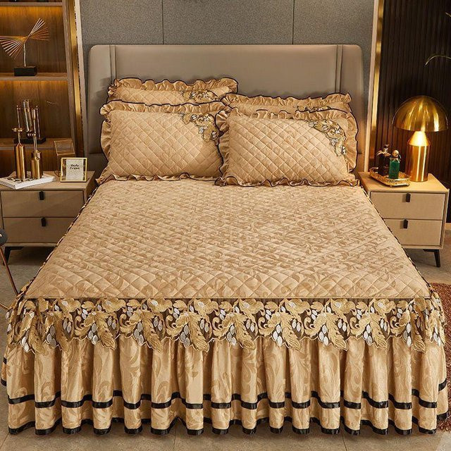 Luxuriöse Winter-Tagesdecke aus Samt und Baumwolle mit Spitzenstickerei von Your Warm Home in Beige, B/B: 150 x 200 cm - Bild 1