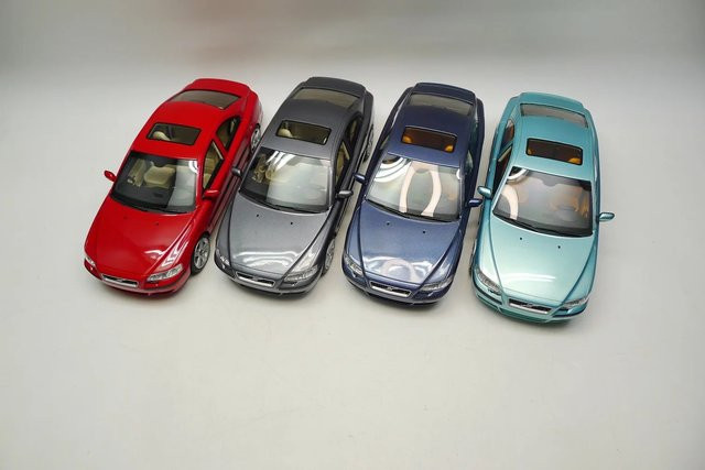 DNA Collectibles Volvo S60 R2004, Harzmodellauto, 1:18, Rot - Bild 1