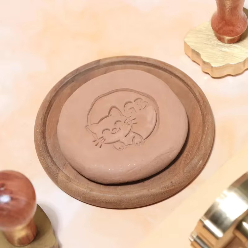 Personalisierter Messingstempel mit eigenem Logo für Keramik und Ton in Gold - Bild 2