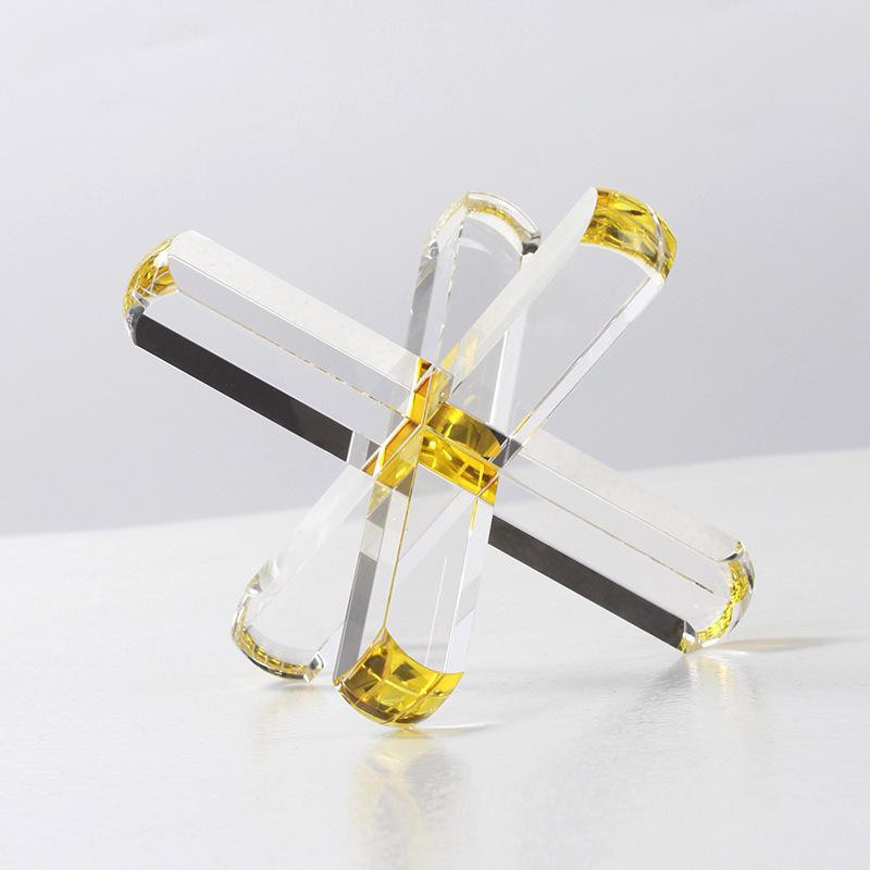 Minimalistisches Bücherregal mit quadratischen Kristallkreuz-Ornamenten und geometrischer Kunstdekoration in Transparent - Bild 1