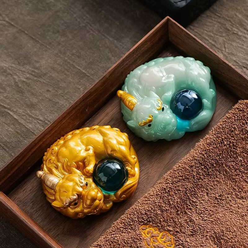 Handgefertigte Pixiu Feng Shui Dekofigur aus Kunstharz in Gold für deinen Teetisch - Bild 2
