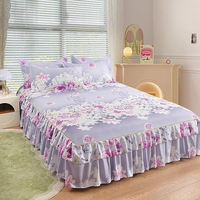Bedruckter Bettüberwurf mit Rüschen und 2 Kissenbezügen in Lila mit floralem Muster aus Polyester - Bild 1