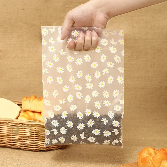 Geschenktüten im Gänseblümchen-Stil aus Kunststoff mit Griff in Weiß - Bild 1
