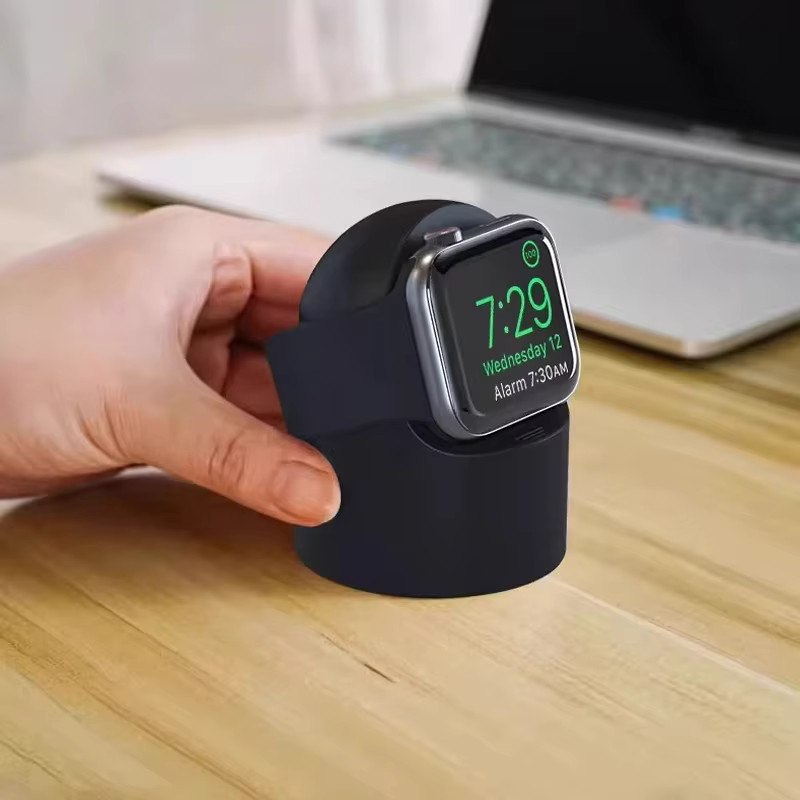 PEO Ladeständer für Apple Watch in Rot, Silikon-Nachttischständer kompatibel mit Series Ultra 2/10/9/8/SE2/7/6/SE/4/3 und verschiedenen Gehäusegrößen - Bild 2