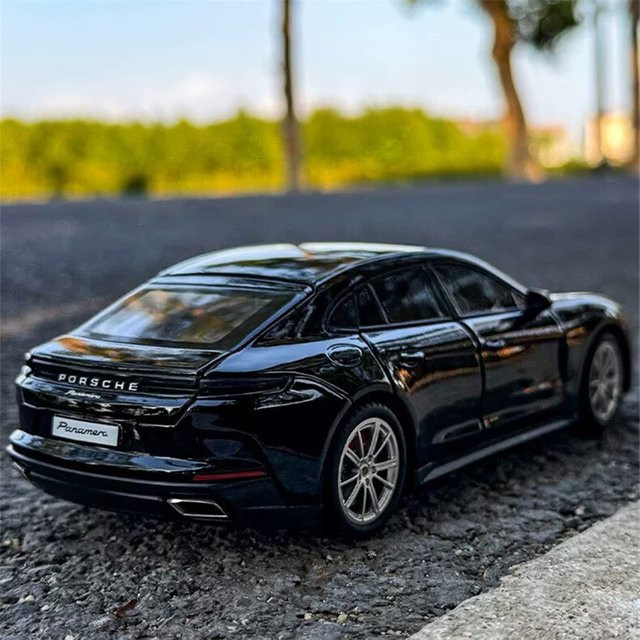 Porsche Panamera 2025 Coupe, Automodell, 1:24, Metall, mit Licht und Sound - Bild 1
