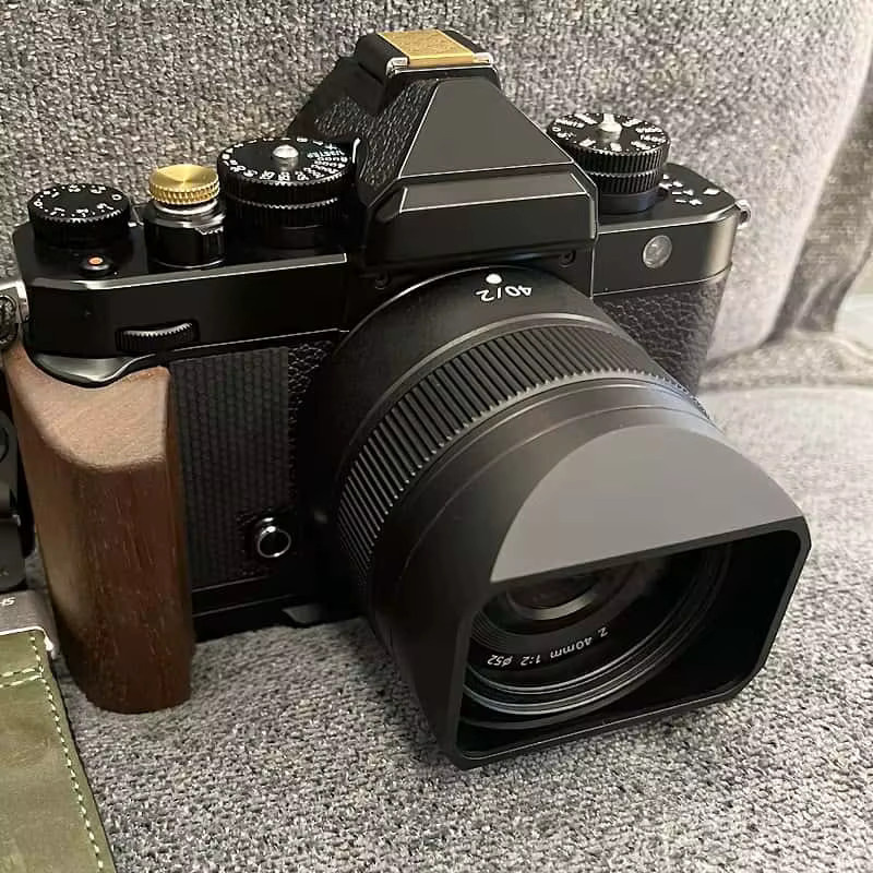 Nikon Quadratische Metall-Gegenlichtblende mit Metallhaubendeckel für NIKKOR Z 40mm F2 und Z 40mm F2.0SE in Schwarz - Bild 5