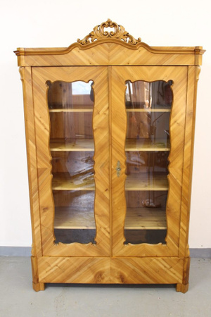Vitrine Louis Philippe von Antikhof Bröck aus Kirschbaum in Braun mit Glastüren und Regalböden, H: 204,0 cm, B: 130,0 cm, T: 55,0 cm
