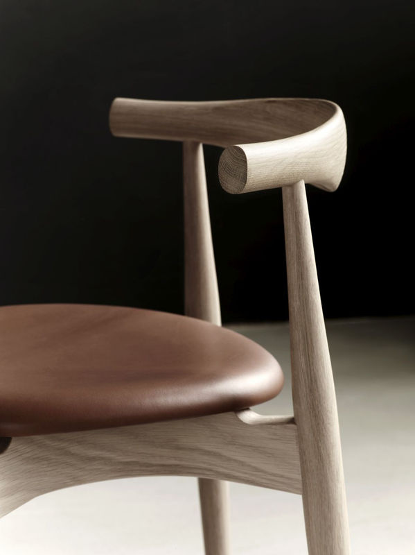 Carl Hansen & Søn CH20 Elbow Stuhl aus Massivholz in Braun - Bild 2
