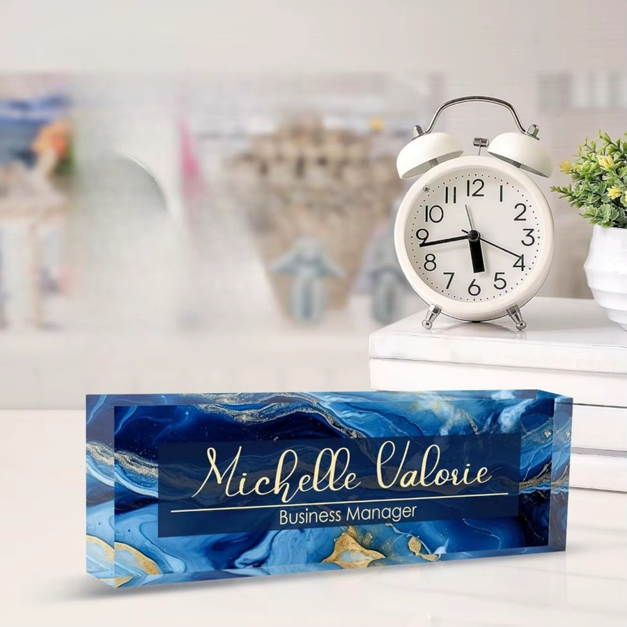 Personalisierte Acryl-Schreibtisch-Namensschild Dekoration von Hello Young in Rot oder Blau - Bild 3