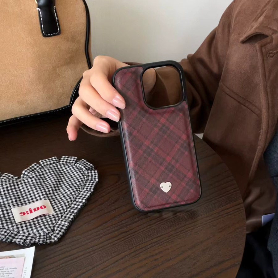 Handyhülle mit Retro-Gittermuster und Herz-Design in Dunkelrot für iPhone 12, 13, 14, 15 und 16 Pro Max - Bild 3