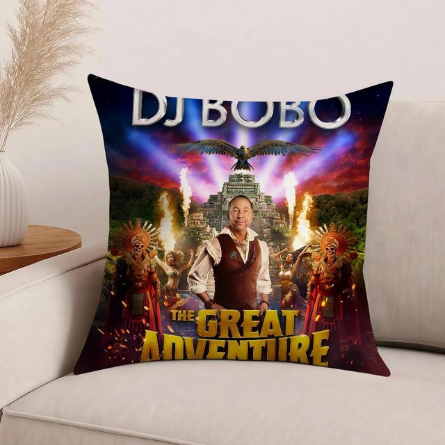 Dekorativer Kissenbezug DJ Bobo Das Große Abenteuer aus Kurzplüsch, Mehrfarbig, B/B: 35 x 35 cm - Bild 1