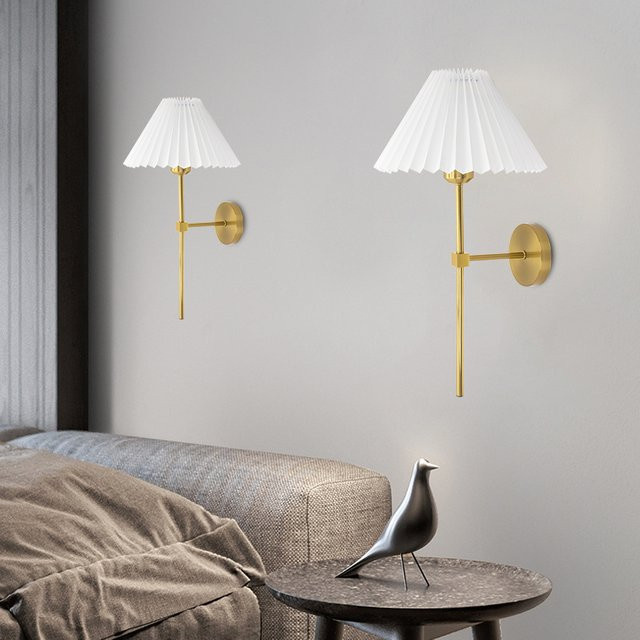 OSABO Nordische Stoff-Wandleuchte in Weiß und Messing mit Plissiertem Schirm für Wohnzimmer, Flur und Schlafzimmer, E27 Retro Design - Bild 1