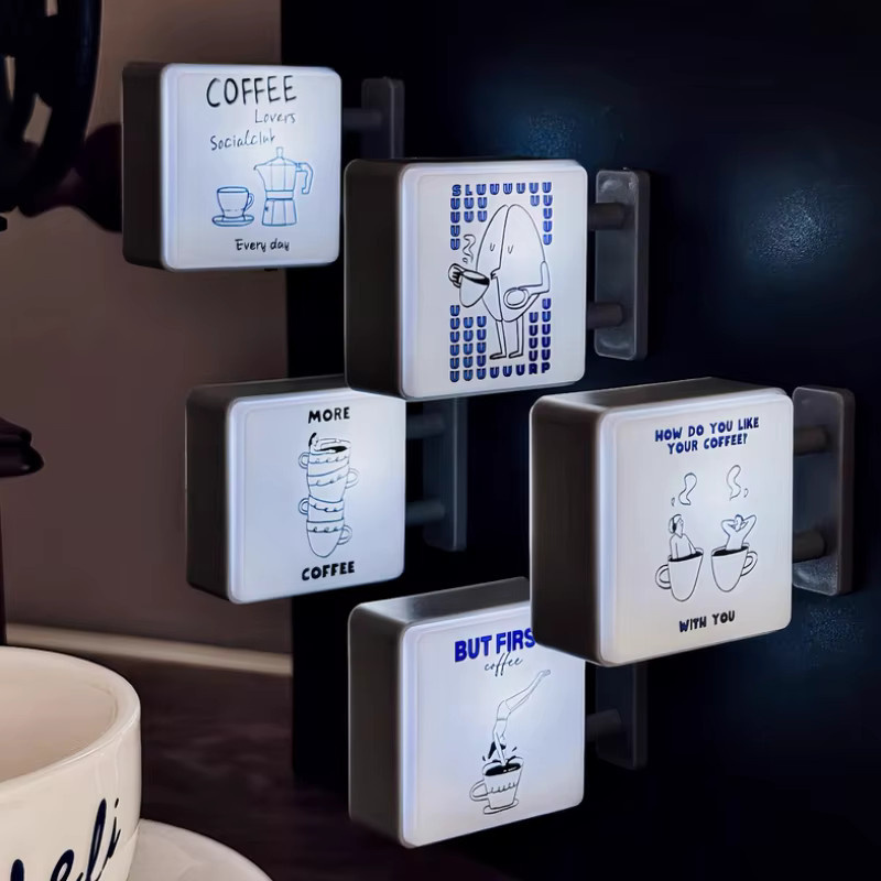 Handgezeichnete Koreanische Kaffee Kühlschrankmagnete in Braun und Weiß mit Miniatur-Kaffeemaschinen-Motiv - Bild 2