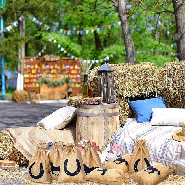 5 Stück Western-Pferd Geschenktüten aus Jute mit Kordelzug in Beige mit Pferdekopf und Hufeisenmuster für Cowboy-Partys und Gastgeschenke - Bild 1