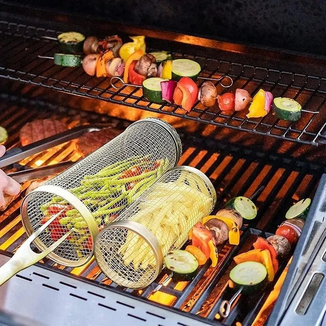 Edelstahl Grillkäfig in Silber als BBQ Zylinder und Mesh Trommel für das Räuchern und Outdoor-Grillen - Bild 1