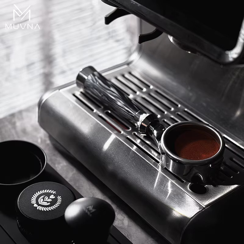MUVNA Lucifer Bodenloser Siebträger in Blau aus Edelstahl mit Filterkorb für E61, Nuova, Delonghi und Breville, Espresso Barista Zubehör - Bild 2