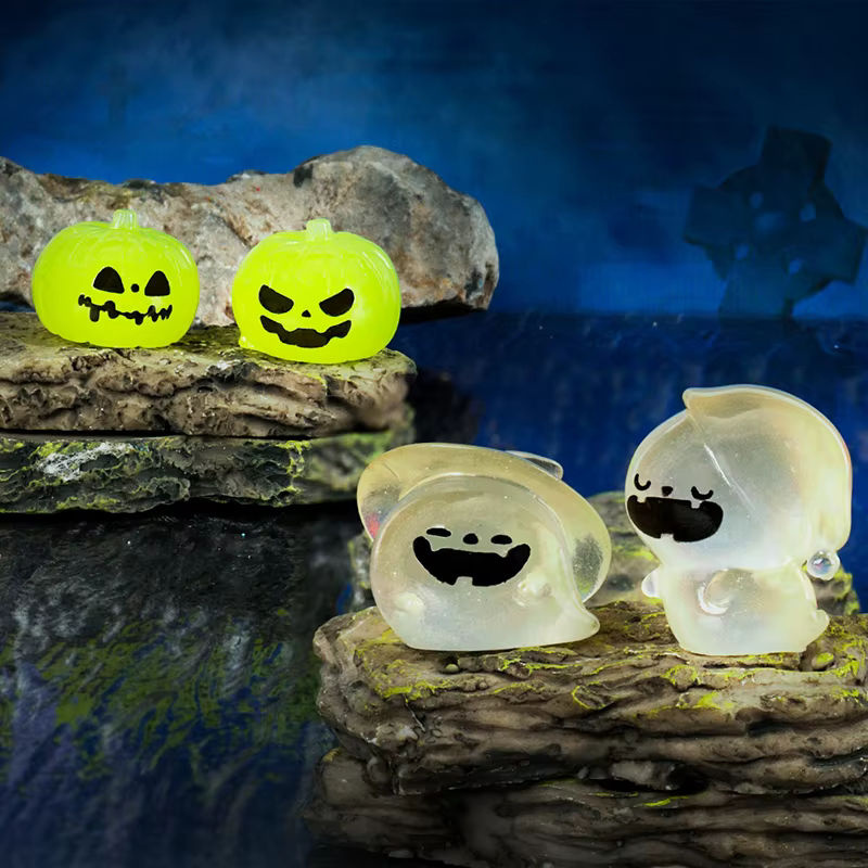 Leuchtendes Halloween Mini Ornament Set mit Fledermaus, Kürbis, Skelett und Geist in Mehrfarbig für Puppenhaus und Desktop Dekoration aus Kunststoff - Bild 5