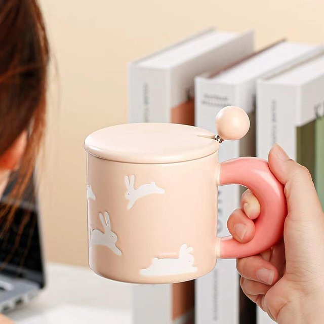 Keramiktasse mit Deckel und Löffel von Yiran Furniture in Pink, 360 ml - Bild 1