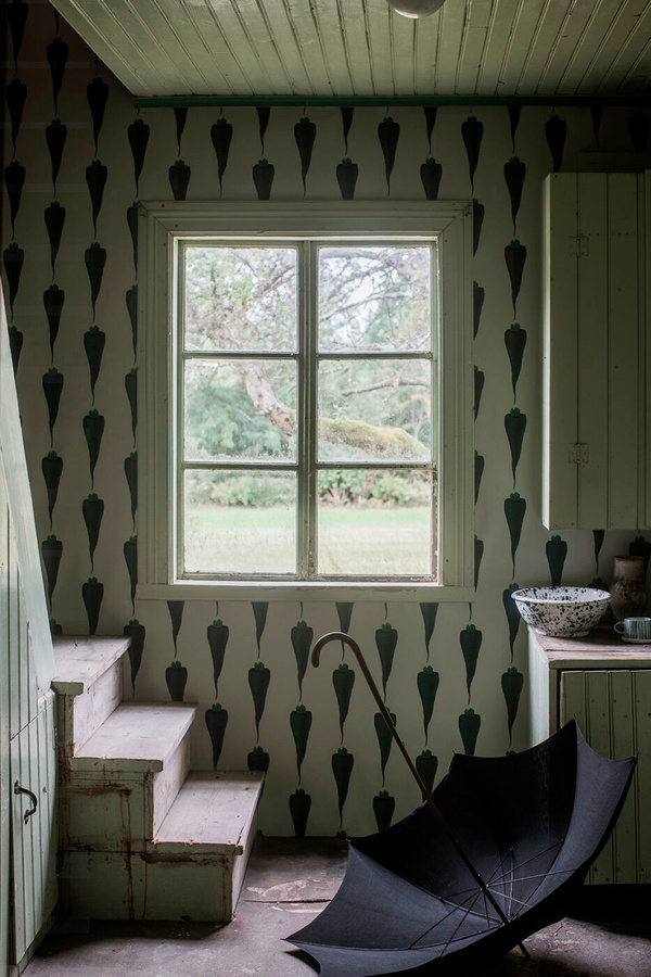 Studio Lisa Bengtsson Tapete Carey Carrot mit botanischem und floralem Design in Türkis, Beige und Grün - Bild 1