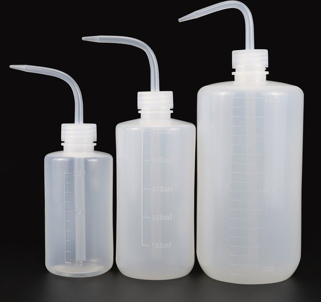 Weiße Kunststoff-Quetschflasche mit Skalenetikett und langem Ausguss zur Bewässerung und Reinigung von Zimmerpflanzen, erhältlich in 250 ml, 500 ml oder 1000 ml - Bild 1