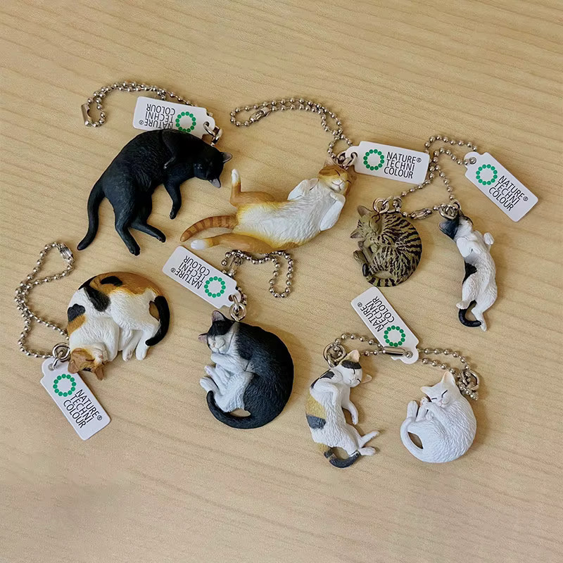 IKIMON Schlafender Katzen-Gashapon-Schlüsselanhänger, Calico-Katze, Schwarz, Weiß, Orange - Bild 1