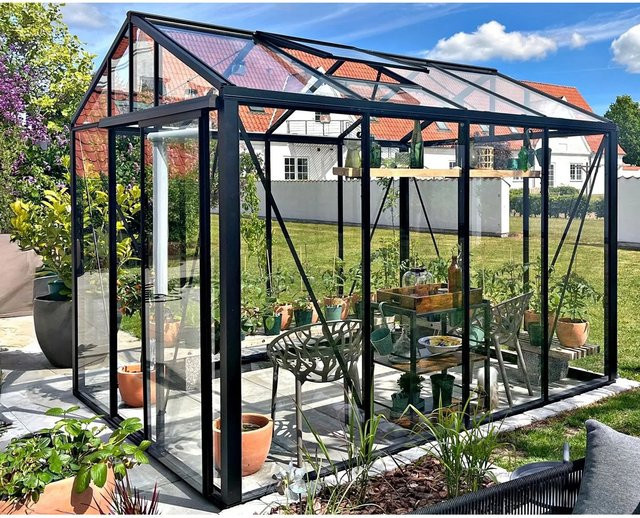 Bloomcabin Premium Gewächshaus GHC3 Klassik in Schwarz mit Sicherheitsglas, Aluminium und integriertem Belüftungssystem sowie Dachfenster - Bild 1