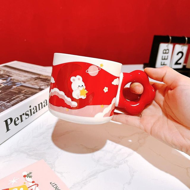 Keramiktasse mit Cartoon Hase und Tulpen-Motiv in Weiß und Rot, 320 ml - Bild 1