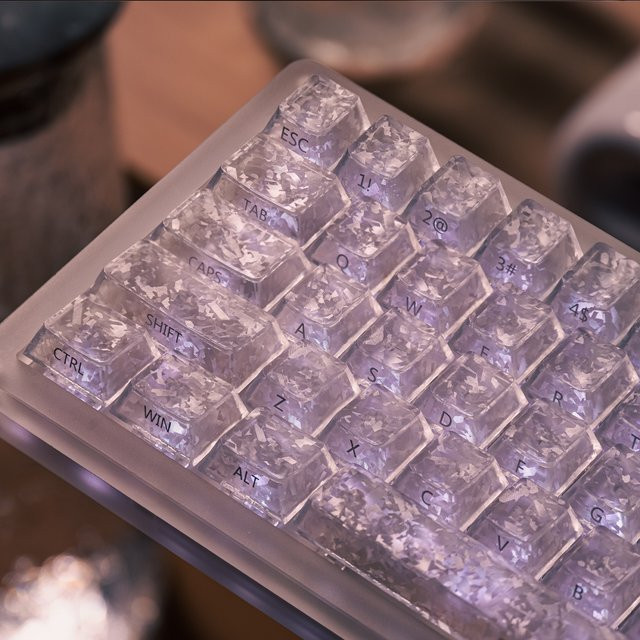 Venit Keys Tastenkappen in Weiß und Transparent mit Kohlefaser-Textur, Cherry-Profil und seitlichem Aufdruck für mechanische MX Cherry-Tastaturen - Bild 1