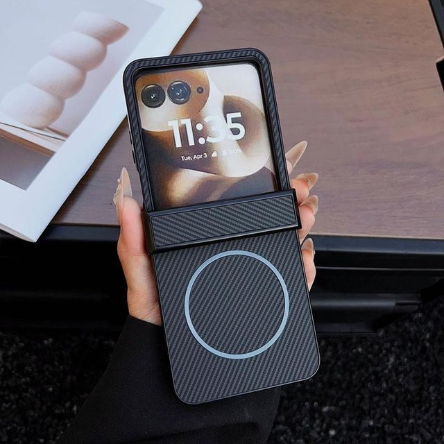 Stoßfeste Kohlefaser Handyhülle für Motorola Razr 60 Ultra, Razr+ 60 Pro und Razr 50 in Schwarz mit Unterstützung für kabelloses Laden - Bild 1