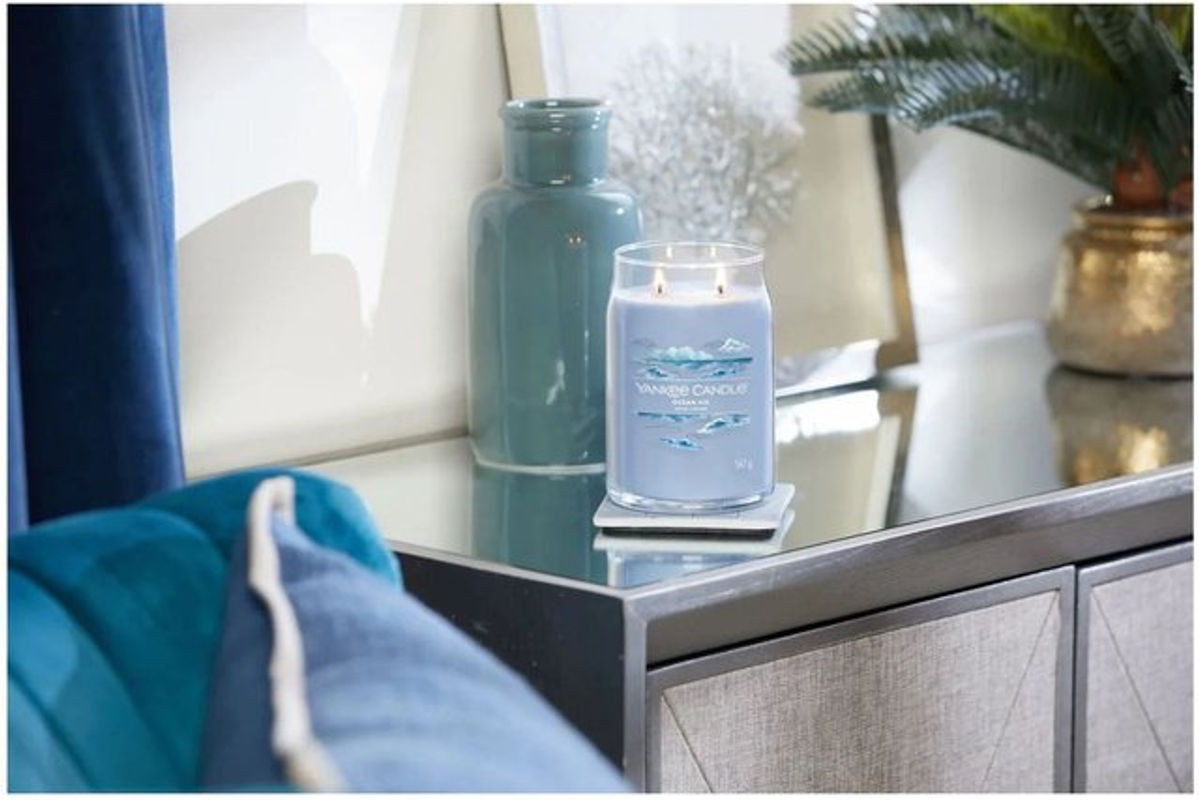 YANKEE CANDLE Duftkerze Ocean Air in Blau mit Sojawachs und Paraffin, 567 g - Bild 1