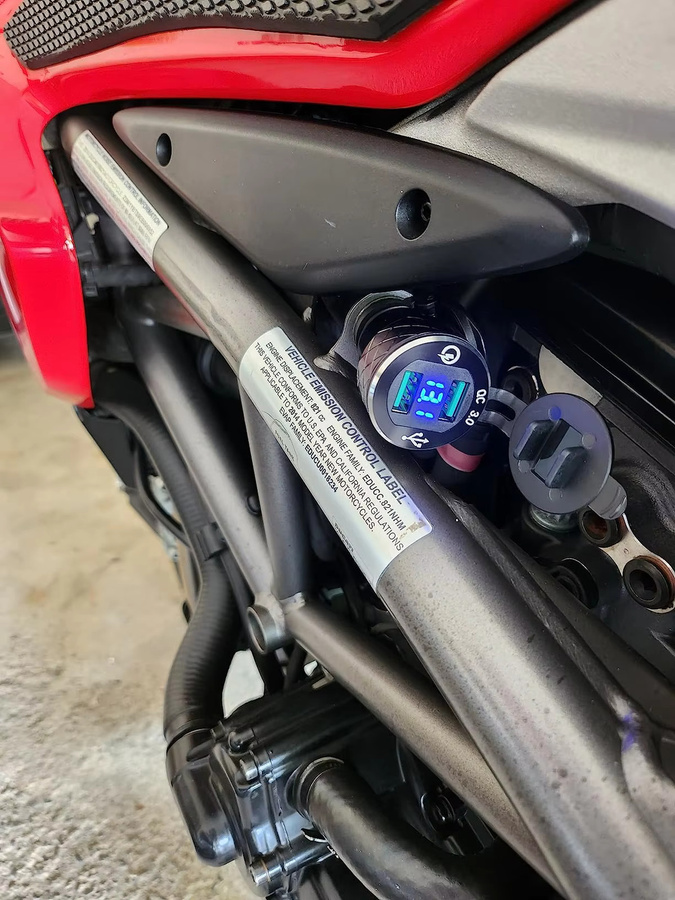 Motorrad USB-Ladegerät mit Voltmeter für BMW, Dual USB-A und USB-C QC3.0 Ladestation, DIN-Adapter-Steckdose in Schwarz, wasserdicht und Plug-and-Play - Bild 6