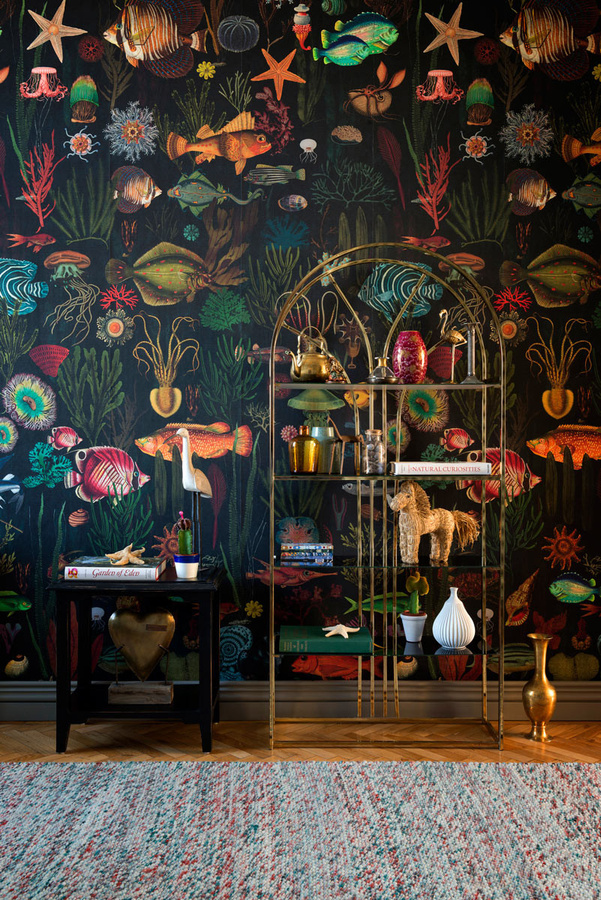 MINDTHEGAP Mural Wallpaper Oceania in Black/Multicolour mit botanischen und tierischen Motiven, Breite: 52 cm, Höhe: 300 cm - Bild 1