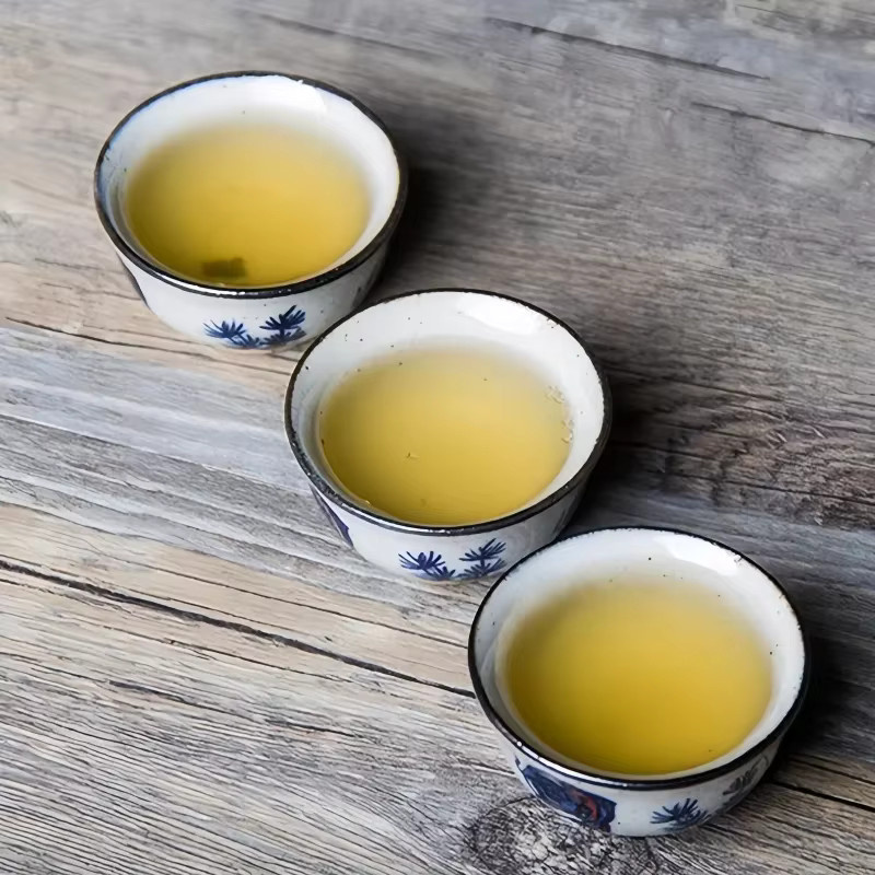 Handbemalte chinesische Kalligraphie-Teetasse aus Steingut in Weiß, 30 ml - Bild 4