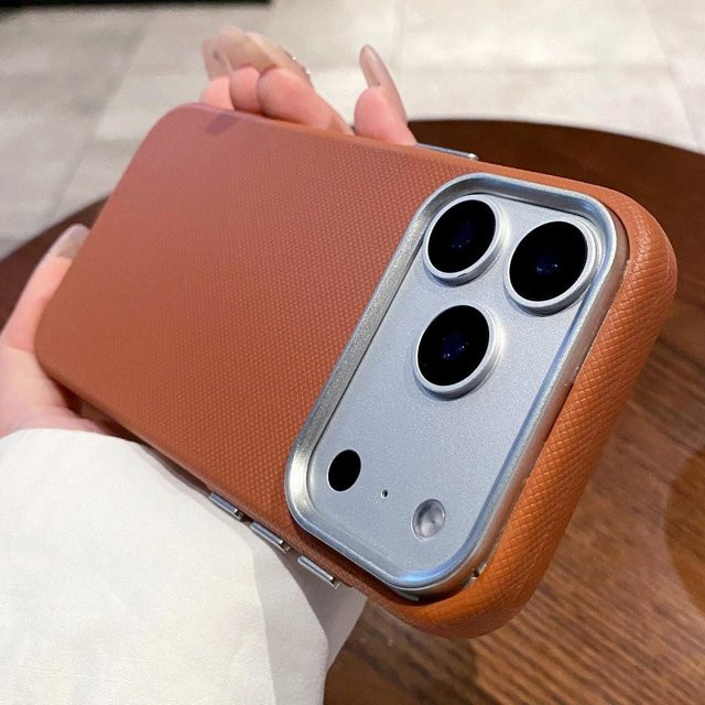 Luxus Business Handyhülle aus weichem Stoff und TPU mit Retro-Vergoldung für Apple iPhone 15 Pro Max, Gold und Braun - Bild 1