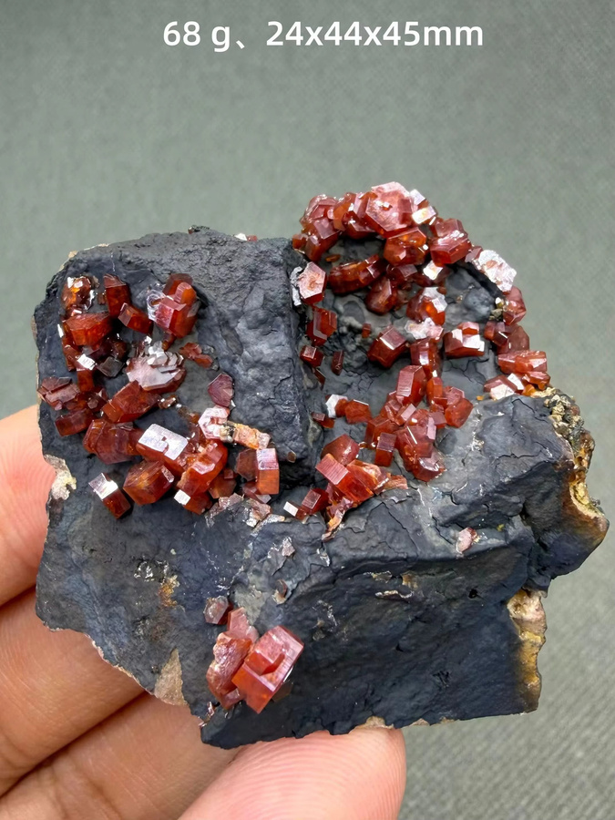 QIANCHUAN Vanadinit-Kristallcluster aus Marokko in Rot als natürliches Mineralspezimen mit hexagonaler Prisma-Form - Bild 1
