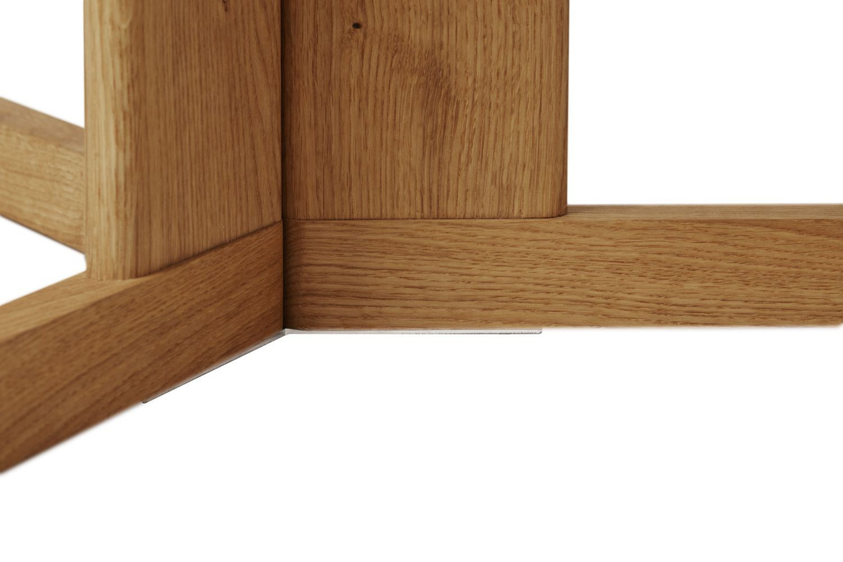 Form&Refine Trefoil Esstisch aus Holz in Braun, runder Designtisch im modernen Stil - Bild 2